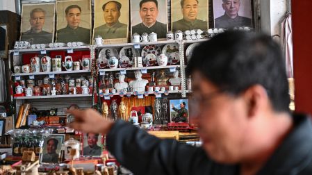 Imágenes muestran estatuas, murales y recuerdos de Mao Zedong en Nanjie y otras localidades de China vinculadas a la era maoísta.