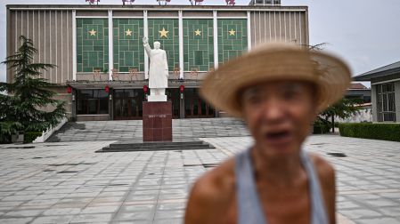 Imágenes muestran estatuas, murales y recuerdos de Mao Zedong en Nanjie y otras localidades de China vinculadas a la era maoísta.