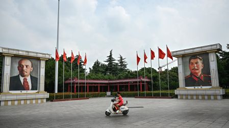 Imágenes muestran estatuas, murales y recuerdos de Mao Zedong en Nanjie y otras localidades de China vinculadas a la era maoísta.