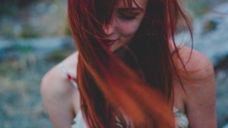 El cabello pelirrojo está relacionado con variantes del gen MC1R.