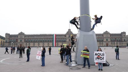 Durante la protesta, alrededor de 20 activistas colocaron mensajes dirigidos a la presidenta, entre ellos “Presidenta: proteja Topolobampo”.