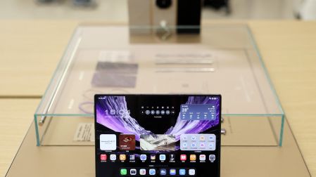 Así luce el despliegue de pantalla triple del Huawei Mate XT2