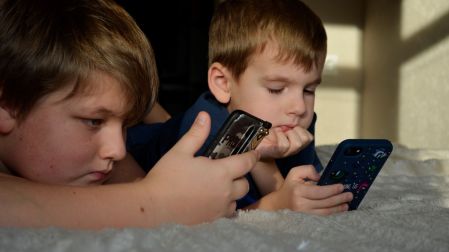 Pantallas en niños y adolescentes: los riesgos cambian según la edad