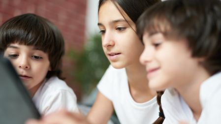 Pantallas en niños y adolescentes: los riesgos cambian según la edad
