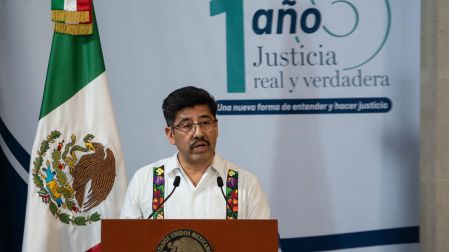 Hugo Aguilar Ortiz, presidente de la SCJN, garantiza certidumbre a inversionistas durante su mensaje oficial.