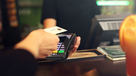 Banqueros alientan a adoptar cobros digitales para reducir costos a comercios
