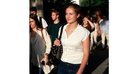 Con vaqueros, camisa blanca y tenis, Leonor apostó por un look casual en su primer día de universidad.
