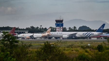 Aviones posados en la pista del aeropuerto Iskandar Muda en Blang Bintang