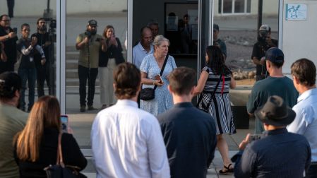 Padres de Jake y Callum Robinson salen de la corte en Ensenada tras la primera audiencia del juicio por el asesinato de los surfistas.