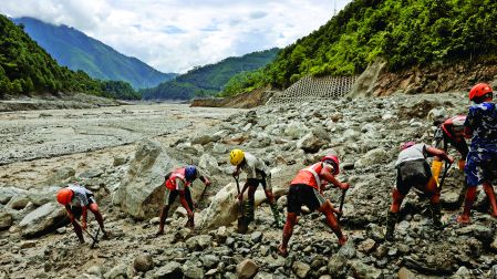 A las cifras publicadas por el gobierno nepalí se suman al menos 43 muertos y 550 desaparecidos en territorio chino.