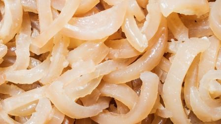 Los cueritos que se usan en tostadas son la piel de cerdo cocida y encurtida en vinagre