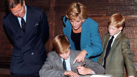 El primer día de George en Eton permitió revivir una de las fotografías más recordadas de William, cuando Diana y  Carlos estuvieron junto a él durante su llegada al colegio.