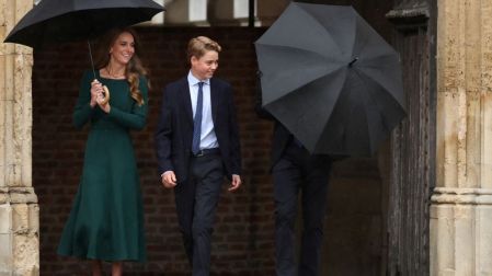 Kate Middleton apostó por un look sobrio pero cuidadosamente elegido para una de las jornadas más importantes de George.