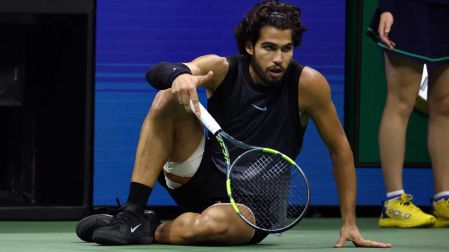 Carlos Alcaraz en la cancha central del US Open tras perder un punto ante Ben Shelton.