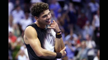 Ben Shelton, tenista de EU, celebra su victoria ante Alcaraz en el US Open.
