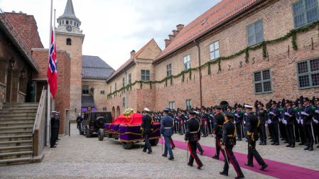 The bier carrying Norway's King Harald V arrives at Akershus Fortress where King Harald is to be laid to rest the royal mausoleum in the crypt of Akershus Castle after the funeral ceremony on September 9, 2026 in Oslo. Harald, who died on August 28, 2026 at the age of 89, is to be laid to rest in the crypt of the royal mausoleum of Akershus Castle, a medieval fortress overlooking Oslo Fjord, after a service at the Oslo Cathedral. (Photo by Tor Richardsen / POOL / AFP) / Norway OUT
