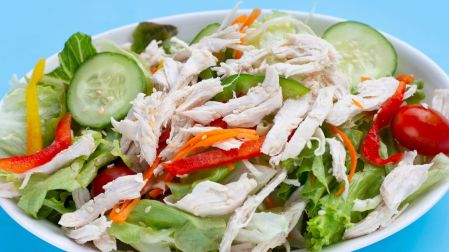 Ensalada de pepino y pollo para una cena ligera