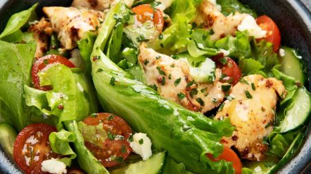 Ensalada de pepino y pollo para una cena ligera