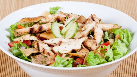Ensalada de pepino y pollo para una cena ligera