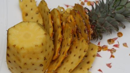 Tepache de piña casero hecho con cáscara de piña