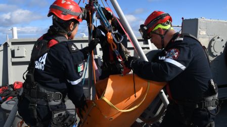 Durante la fase de búsqueda, los rescatistas trabajan con binomios caninos equipados con protección especial y utilizan instrumentos tecnológicos.