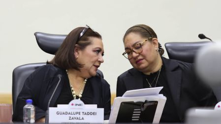 Guadalupe Taddei Zavala, consejera presidenta del INE, y Claudia Arlett Espino, secretaria Ejecutiva