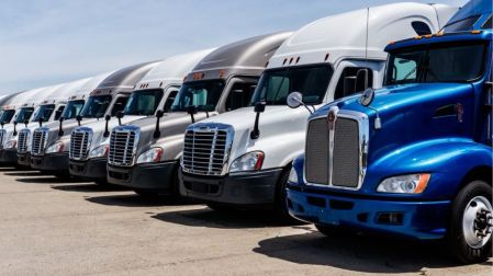 Contraste en ventas de vehículos pesados: mayoreo crece y menudeo cae
