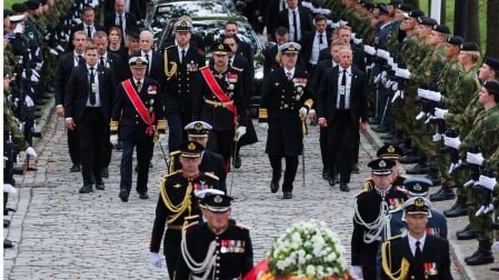 El nuevo rey Haakon VIII encabezó el cortejo junto a sus hijos, mientras la reina Sonja y Mette-Marit siguieron la ceremonia en automóvil.