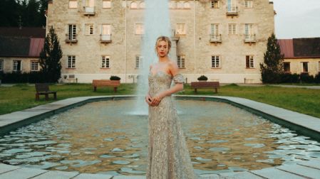Con un vestido de princesa y los Alpes Bávaros como escenario, Lili Reinhart protagonizó uno de sus momentos de moda más memorables.
