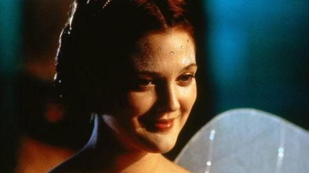 La estrella de Riverdale recordó su infancia y su antiguo VHS de Ever After al presentar este romántico homenaje a Drew Barrymore.