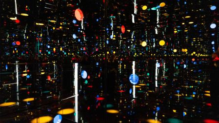Los lunares son un elemento característico en la obra de Yayoi Kusama