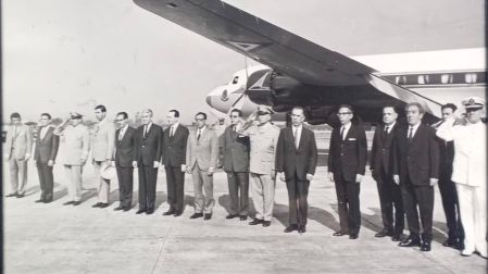 El presidente Gustavo Díaz Ordaz con varios miembros del gabinete, entre ellos, Jesús Reyes Heroles, además del general Lázaro Cárdenas y su hijo Cuauhtémoc Cárdenas.
