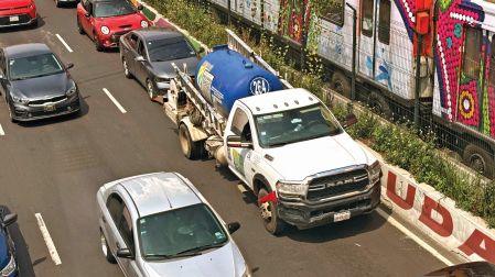 Muchas pipas con materiales peligrosos circulan sin abanderamiento policial, como marca el Reglamento de Tránsito.