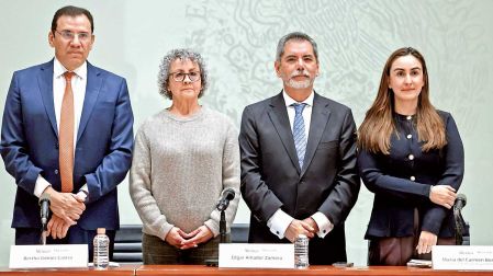 Edgar Amador Zamora, segundo de derecha a izquierda y su equipo de trabajo en la SHCP.