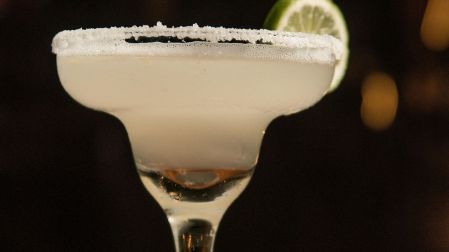 Las Midnight Margaritas pueden prepararse con tequila blanco y lima.
