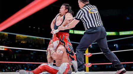 Místico expone la máscara, mientras Averno la cabellera en el 93 Aniversario del CMLL