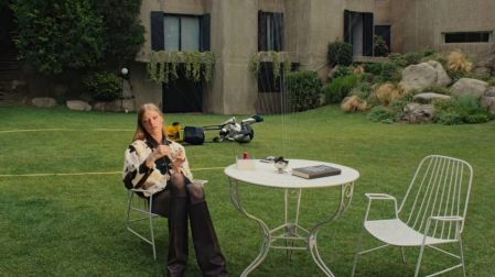 Vivian Wilson aparece junto a un robot humanoide en el anuncio.