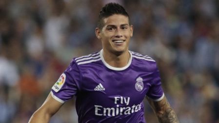 James Rodríguez durante un partido oficial con la camiseta morada del Real Madrid