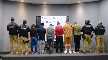 La operación también terminó con la detención de cinco hombres y una mujer