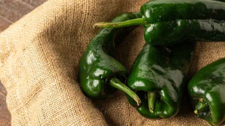 Cómo quitarle lo picante al chile poblano
