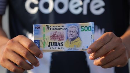 Billetes con el rostro de Vucetich hechos por la afición de Rayados.