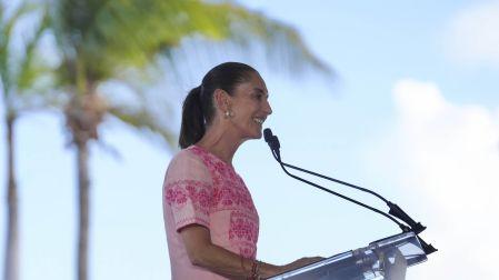 Sobre la problemática del sargazo, la presidenta comentó que se han destinado dos mil millones de pesos para la limpieza en las playas de Quintana Roo