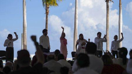 Sobre la problemática del sargazo, la presidenta comentó que se han destinado dos mil millones de pesos para la limpieza en las playas de Quintana Roo