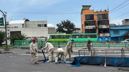 Trabajadores remozan la zona afectada por la explosión.