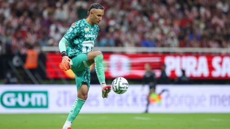 Keylor Navas tuvo una dura noche luego de ser goleados 3-0 por las Chivas