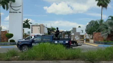 Aseguran viviendas, armas y autos blindados en privada donde vive Rocha Moya