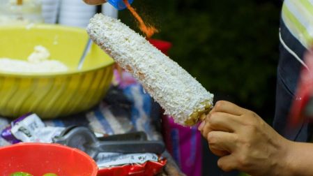 Cerca de la Plaza de Armas, no puedes comprar elotes enteros de las 19 horas hasta después de El Grito