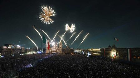 Fuegos artificiales durante el Grito de Independencia en el Zócalo.