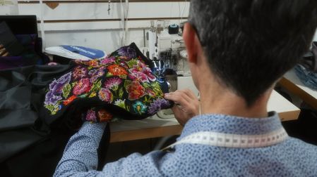 Sheinbaum señaló que suele utilizar los mismos pantalones en diferentes ocasiones y que, mediante modificaciones realizadas por costureras, cambia la apariencia de sus prendas.
