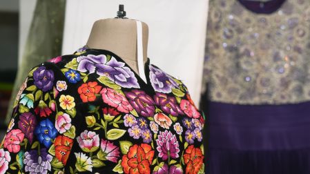 La doctora Sheinbaum también hizo referencia al vestido que utilizó durante la ceremonia del Grito de Independencia, una pieza que destacó por incorporar un bordado artesanal del Istmo de Tehuantepec.
